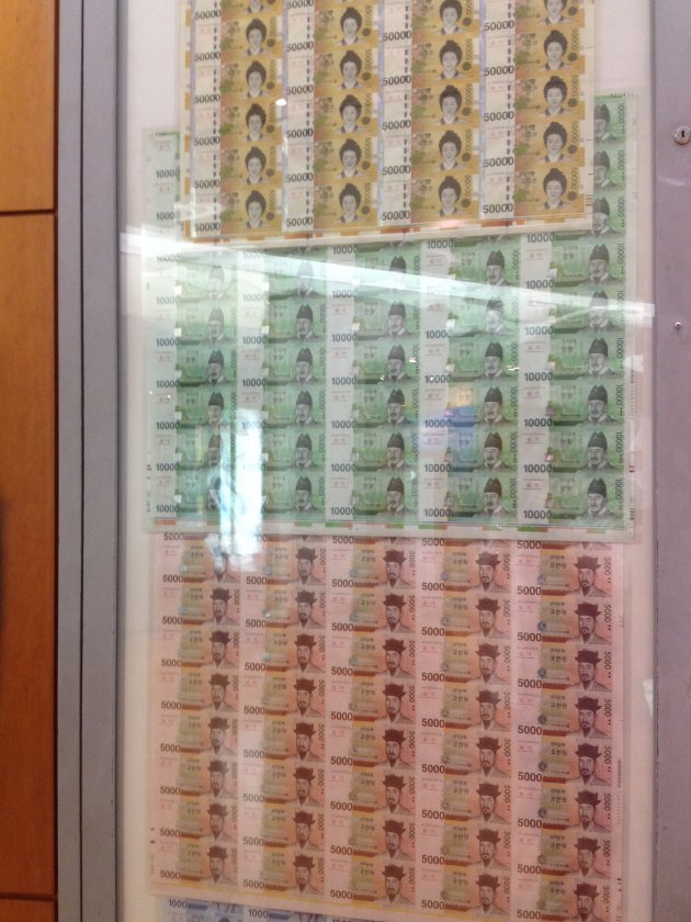 大量に印刷された韓国紙幣